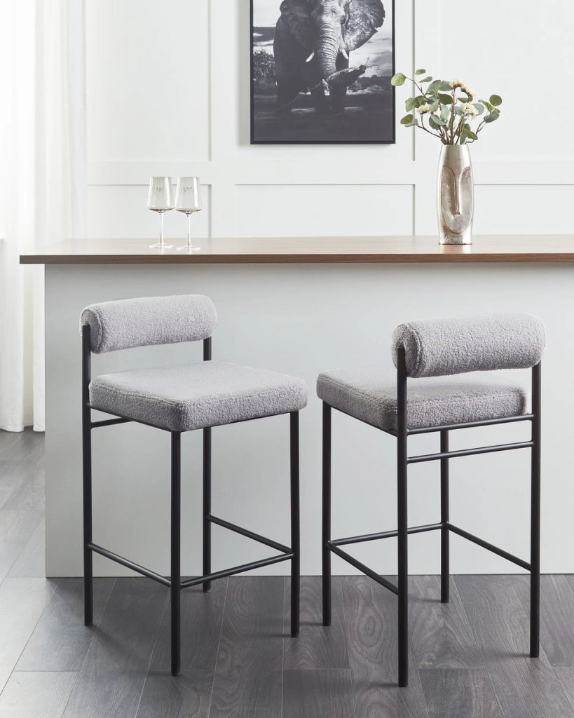 Set di 2 sedie da bar Rivestimento in poliestere grigio Boucle Gambe in metallo nero Sgabelli senza braccioli Schienale arrotolabile Sala da pranzo moderna Cucina