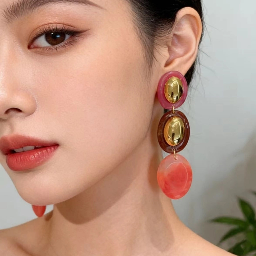 Orecchini pendenti di design di nicchia con blocchi di colore rosa e arancione