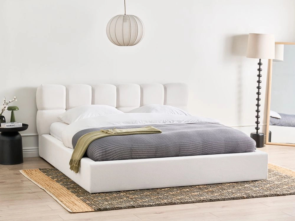 Letto king size UE in tessuto bianco sporco 180 x 200 cm con struttura imbottita e poggiatesta in biscuit con contenitore