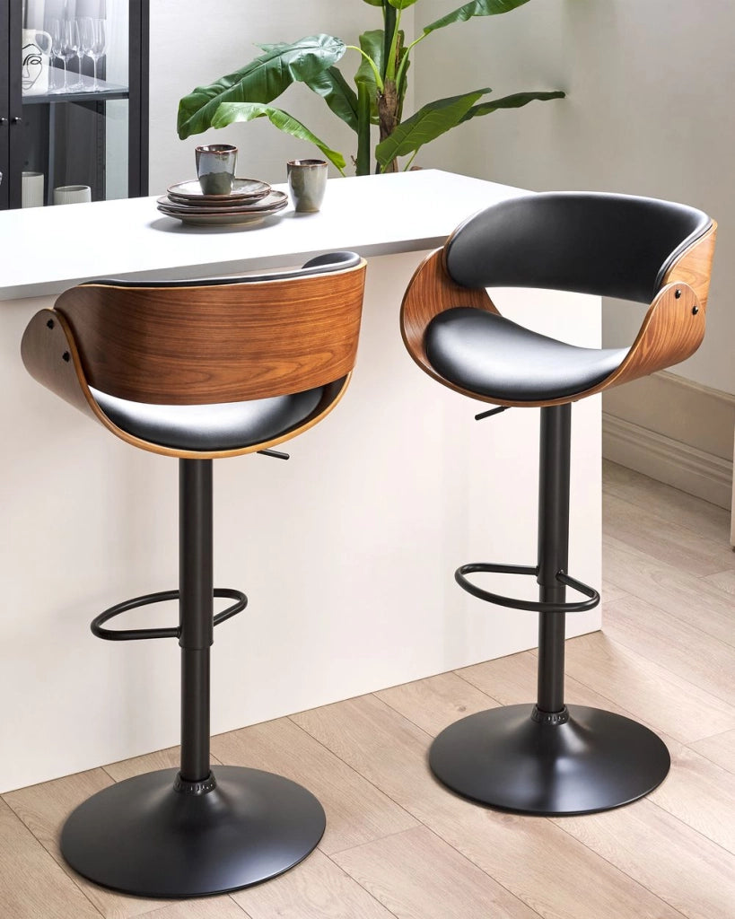 Set di 2 sedie da bar in ecopelle nero con schienale regolabile legno scuro Girevole Alzata a Gas Regolabile in Altezza Moderno