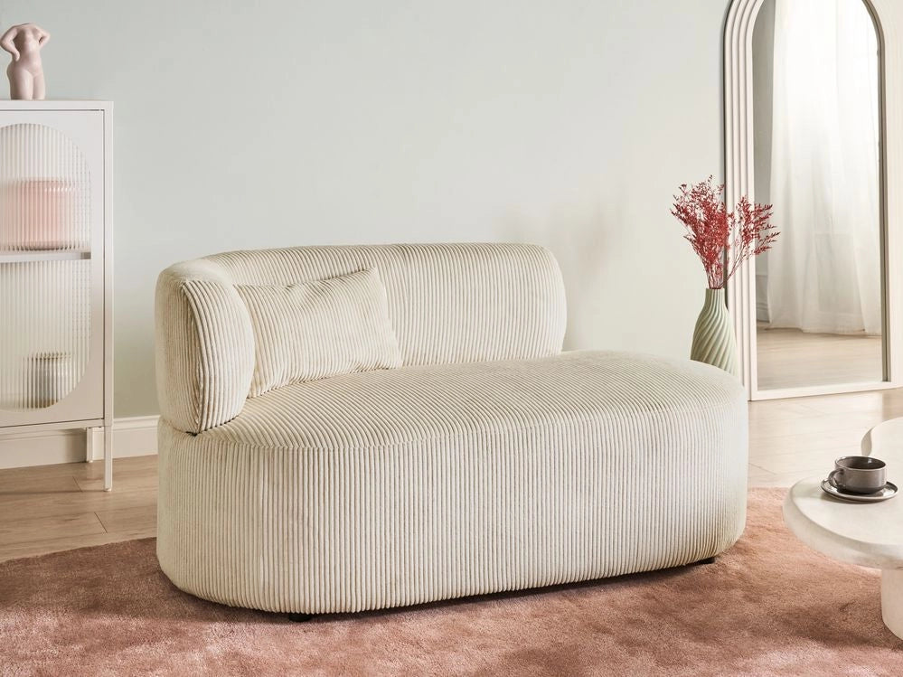 Chaise longue con rivestimento in velluto a coste beige e cuscino decorativo lato sinistro