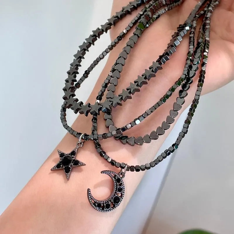 Collana fatta a mano con stelle e luna, perline scure sovrapposte, regalo di Natale o di compleanno.