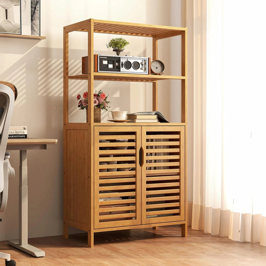 Scaffale in Bambù con Ante, Libreria a 4 Ripiani con Mensole Aperte e Armadio con Persiane, Organizzatore di Stoccaggio per Soggiorno Studio Cucina, 60 x 33 x 116 cm