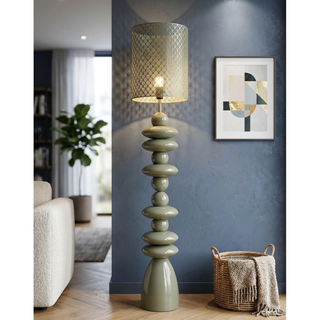 Lampada da terra in metallo verde intenso con paralume intagliato