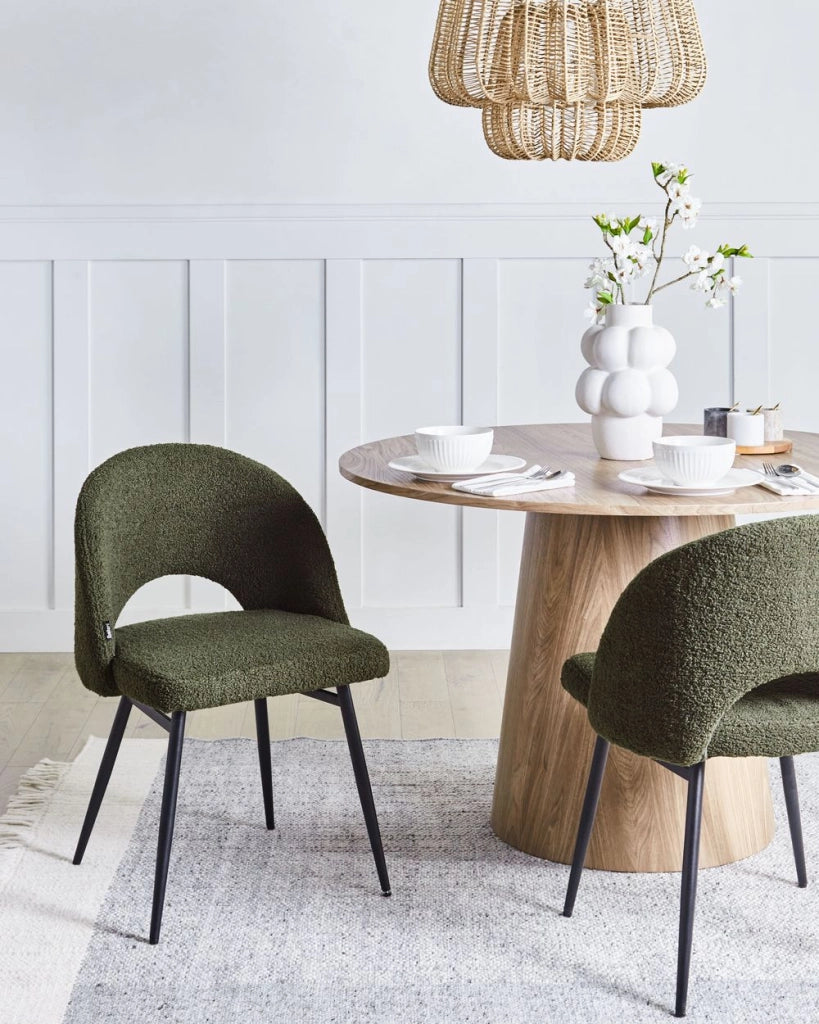 Set di 2 sedie da pranzo in tessuto bouclè verde scuro braccioli schienale intagliato gambe in metallo moderna industriale
