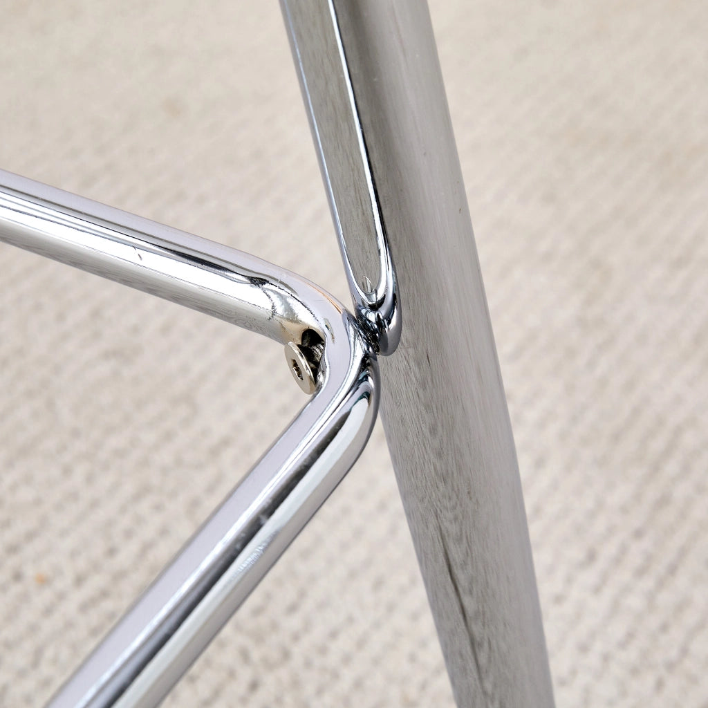 Chaise trasparente con schienale ergonomico e poggiapiedi, struttura in metallo e plastica, argento e trasparente