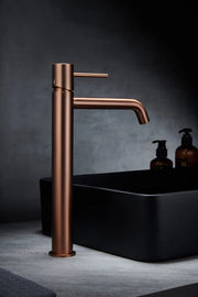 IMEX Miscelatore monocomando lavabo alto oro rosa spazzolato in ottone e zama con finitura PVD cartuccia ceramica Ø26 mm completo di set 2 flessibili 3-8 – Modello MONZA BDM039-3ORC