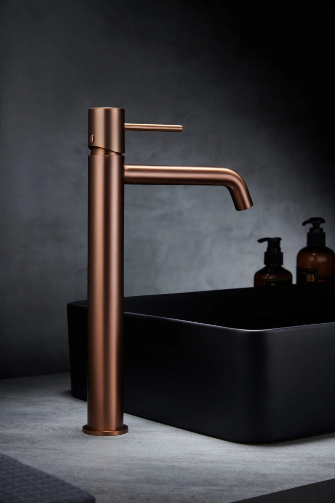 IMEX Miscelatore monocomando lavabo alto oro rosa spazzolato in ottone e zama con finitura PVD cartuccia ceramica Ø26 mm completo di set 2 flessibili 3-8 – Modello MONZA BDM039-3ORC