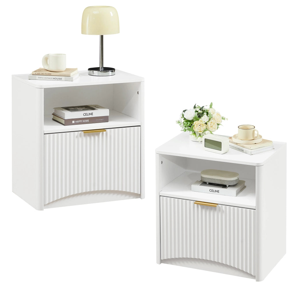 Comodino con design a scanalature, cassetto aperto e maniglia in metallo dorato, bianco