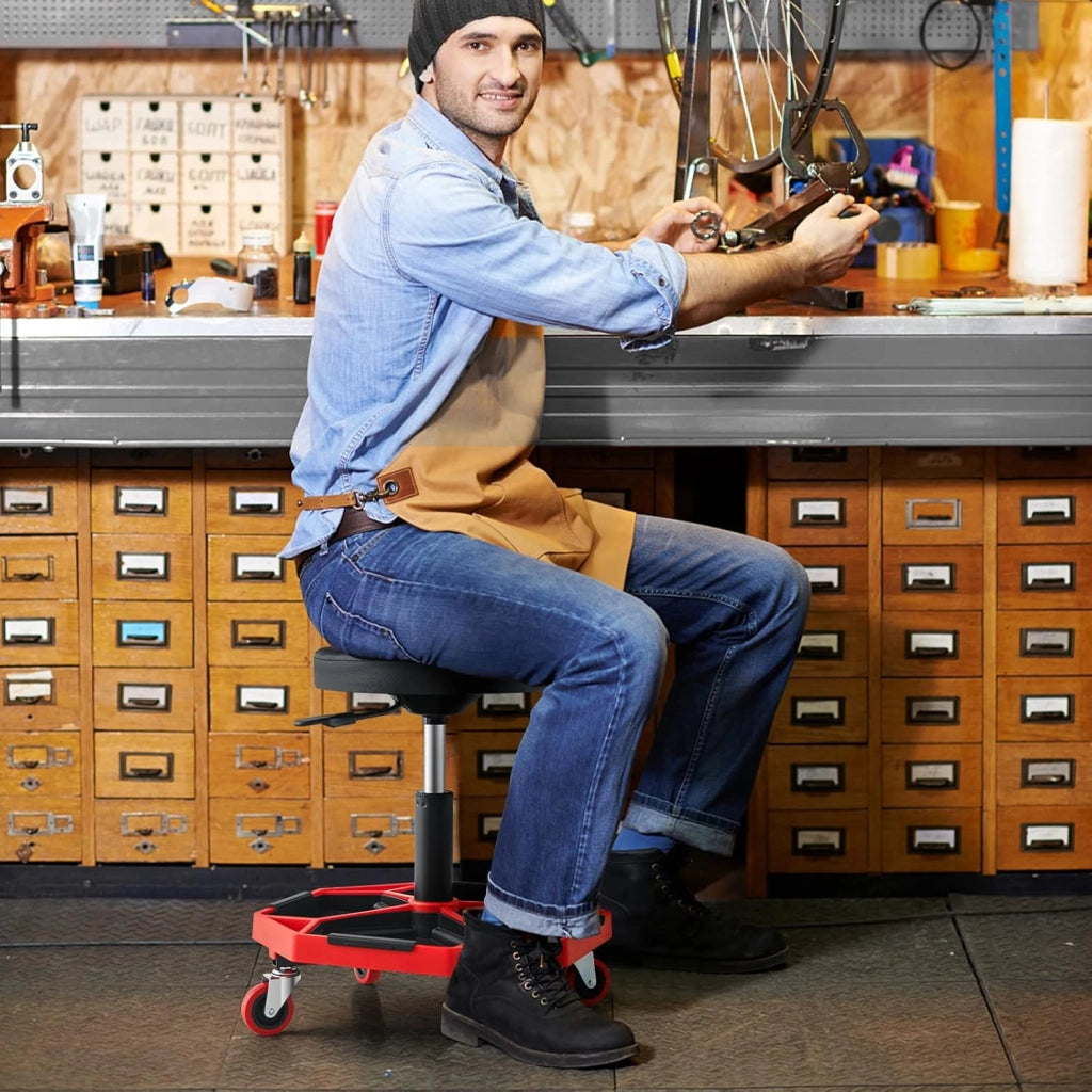 COSTWAY Sgabello da Officina con Ruote, con Ripiano per Attrezzi e Viti, Portata di 150 kg, Altezza Regolabile e Girevole, Sedia Meccanico per Garage, Officina (Rosso)