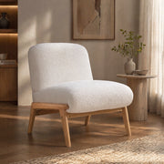 Sedia d'accento senza braccioli con gambe in legno e rivestimento in ciniglia avorio