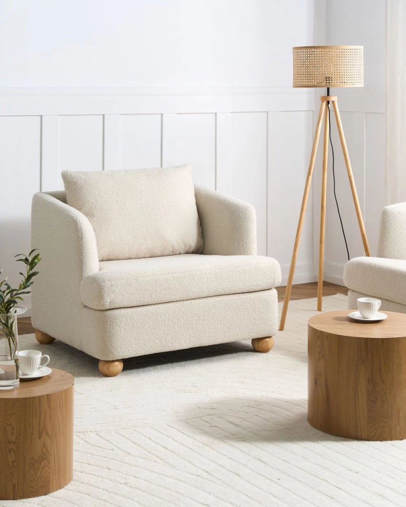 Poltrona bianco sporco rivestita in ciniglia con gambe rotonde in legno e braccioli per soggiorno, angolo lettura, stile moderno minimalista