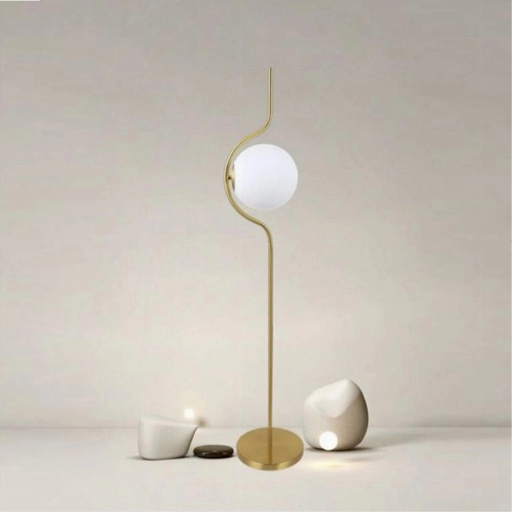 Trade Shop - Lampada Da Terra Oro Con Sfera In Vetro Bianco Piantana E27 Design Moderno 33894 -