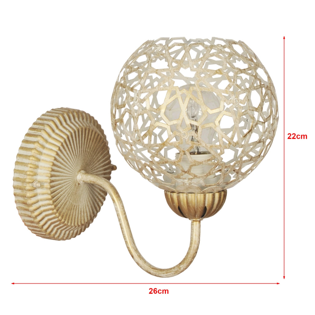 Applique 'Petherton' per Interni a Braccio Curvo Lampada da Parete con Paralume Sferico a Rete - color Oro con Patina