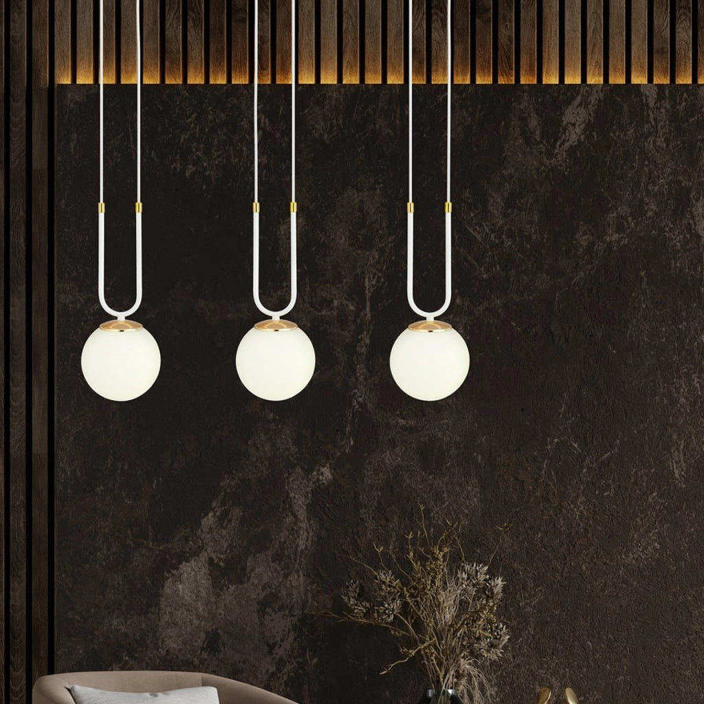 Lampada a sospensione GLAM in acciaio bianco opale e dettagli oro