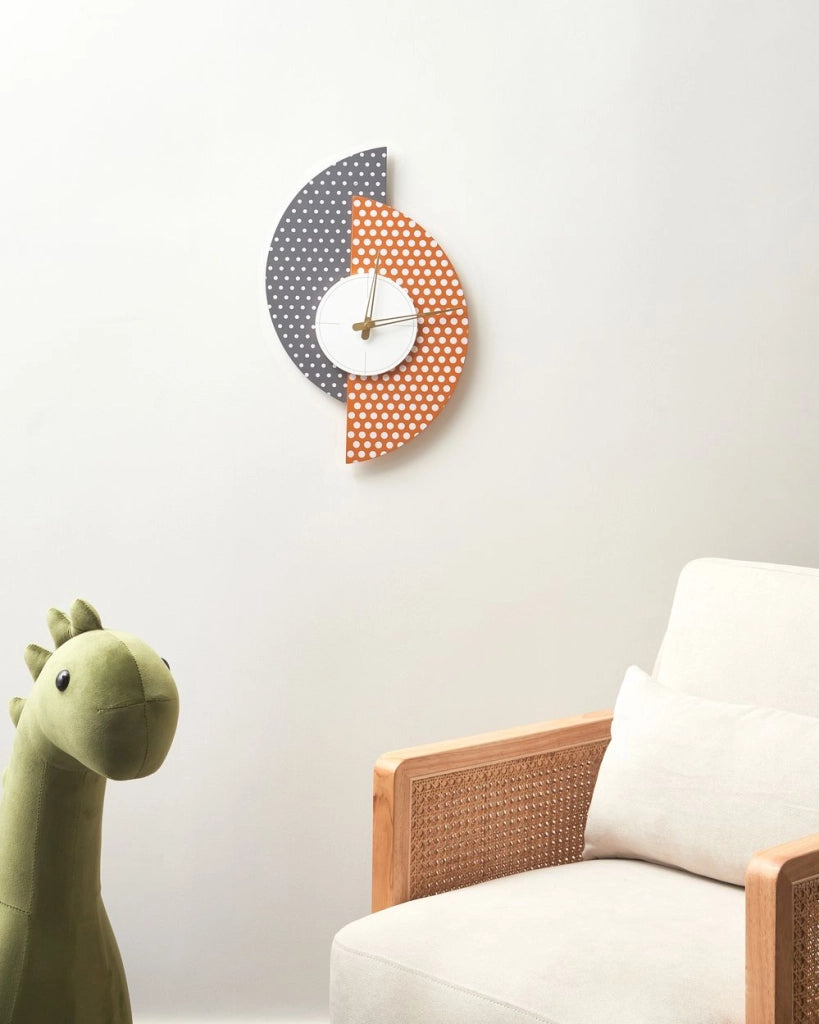 Orologio da parete grigio e arancione in metallo MDF 29 x 47 cm Design senza numeri Decorazione per il soggiorno