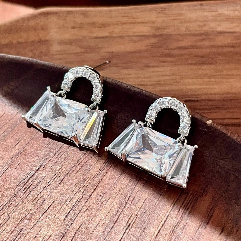 Orecchini a sacchetto in zirconi, eleganti e scintillanti, in stile francese, dal lusso discreto e di alta gamma.