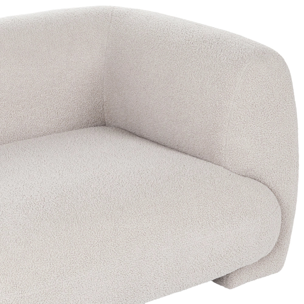 Divano modulare bouclé a tre posti profilo ribassato forma organica bianco sporco