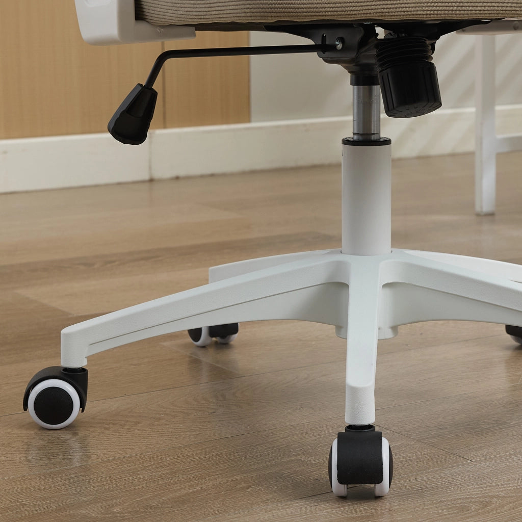 Sedia da ufficio ergonomica in rete traspirante con braccioli e altezza regolabile, base in nylon e ruote PU silenziose