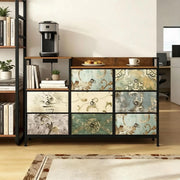Cassettiera con 8 cassetti in tessuto ripiano aperto prese USB e Type-C marrone rustico nero 132 × 88 × 29 cm