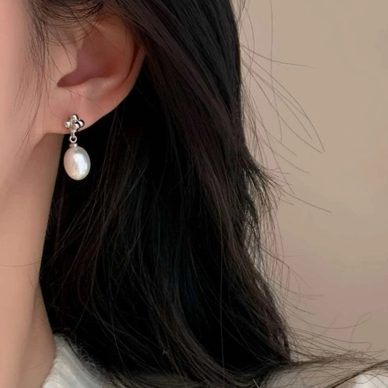 Orecchini a goccia con fiore 3D e perle