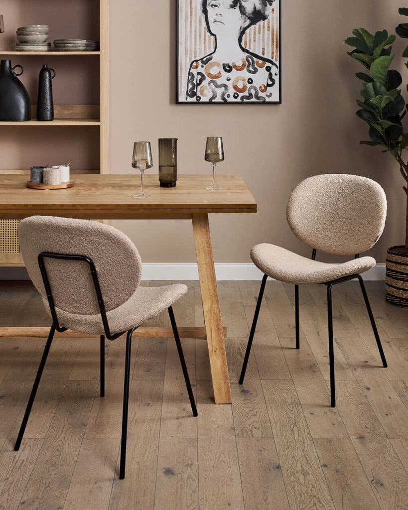 Set di 2 sedie in bouclè tortora con gambe nere in ferro nero Design contemporaneo e retrò Sedute per la sala da pranzo