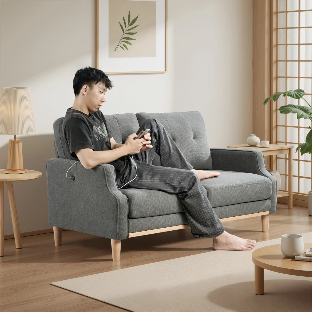 Divano a due posti con porta USB e braccioli sagomati, in tessuto e legno grigio scuro 135 × 72 × 85 cm