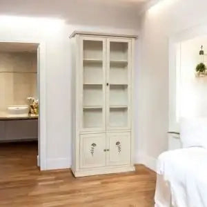 Vetrina cristalliera in legno Shabby chic avorio anticato decorato a mano