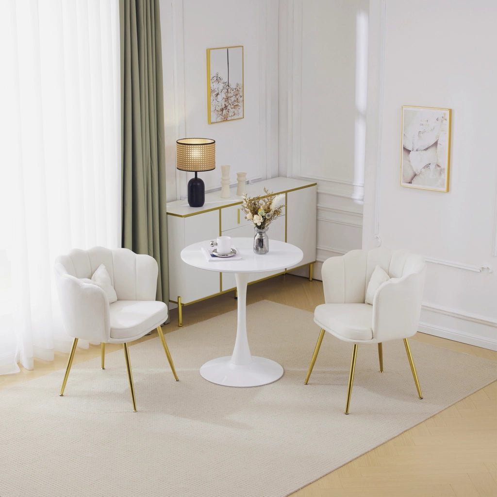 Poltrona in velluto beige con schienale a petali; gambe in metallo e cuscini