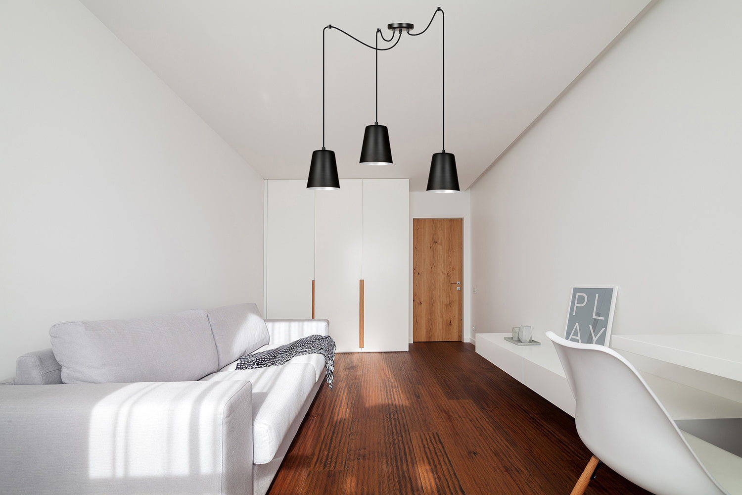 Lampadario 3 Luci Link In Acciaio Nero Cavo Lungo E Paralumi Cono Nero E Bianco