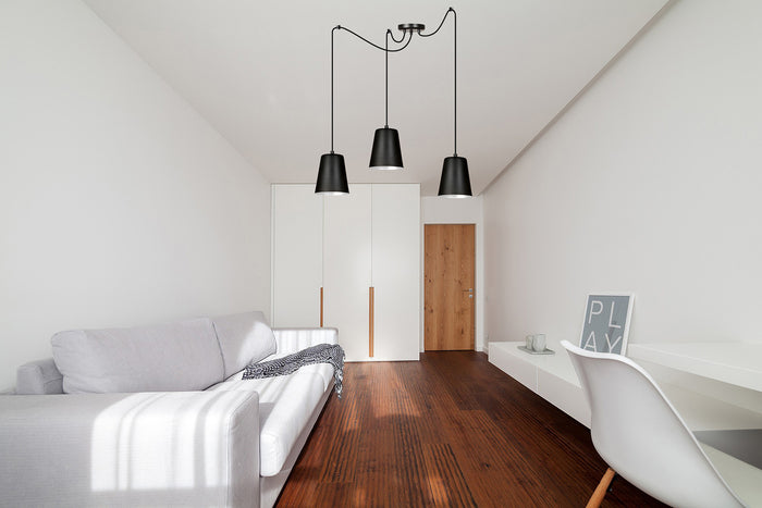 Lampadario 3 Luci Link In Acciaio Nero Cavo Lungo E Paralumi Cono Nero E Bianco