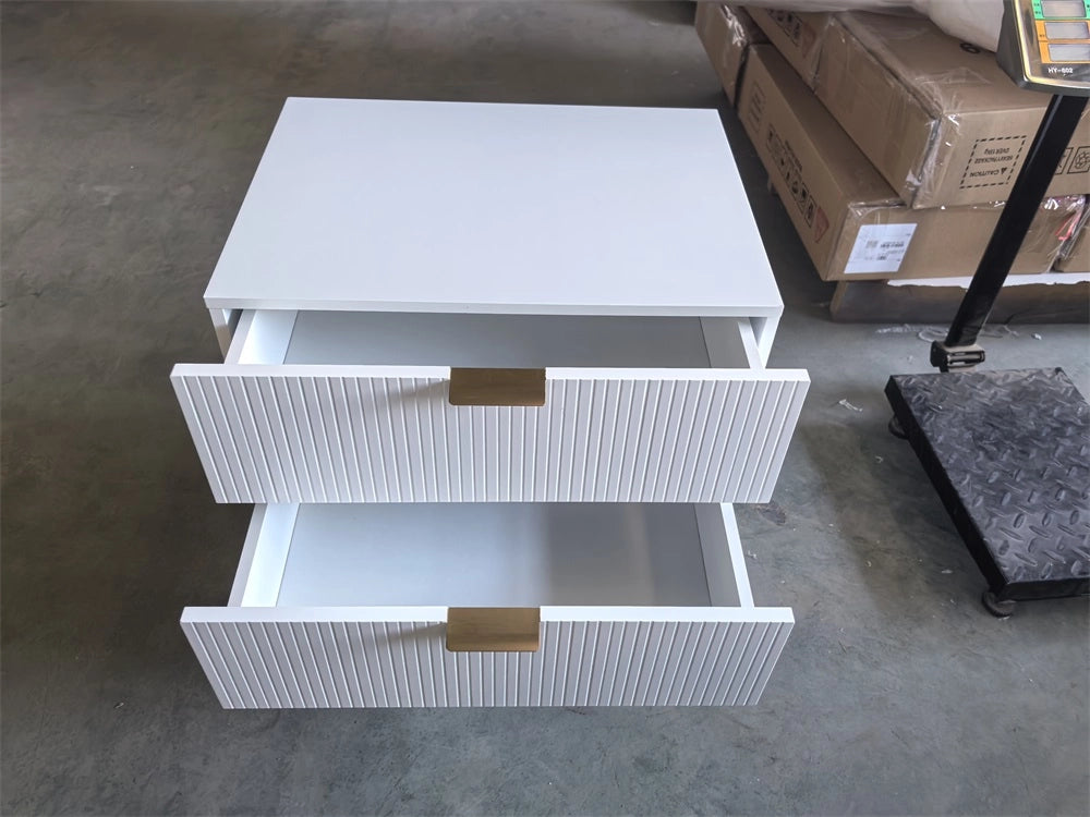 Comodino bianco moderno con 2 cassetti e dettagli in metallo, design a scanalature verticali, 1 pezzo