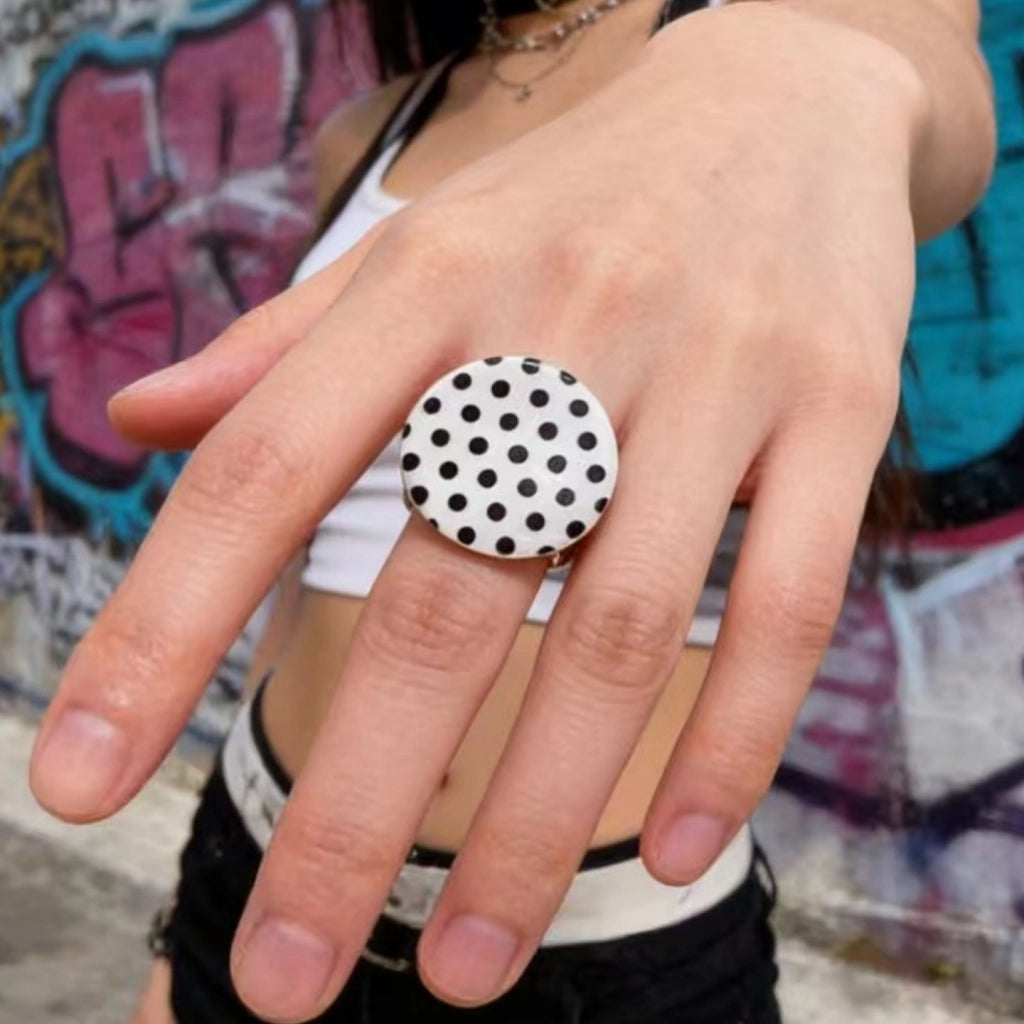 Anello retr¨° di nicchia a pois bianchi e neri