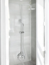 Colonna doccia completa di miscelatore pronta per l'installazione