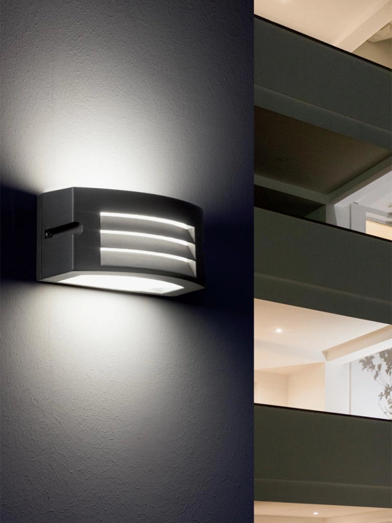 Applique in alluminio pressofuso con diffusore in termoplastico opalino - Luce calda 3000K - 10W - 840 lumen bianco