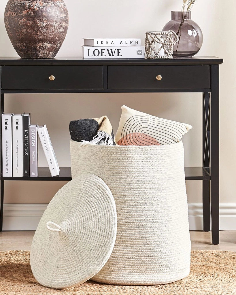 Cestino in tessuto di cotone bianco sporco con accessori per la conservazione del coperchio boho