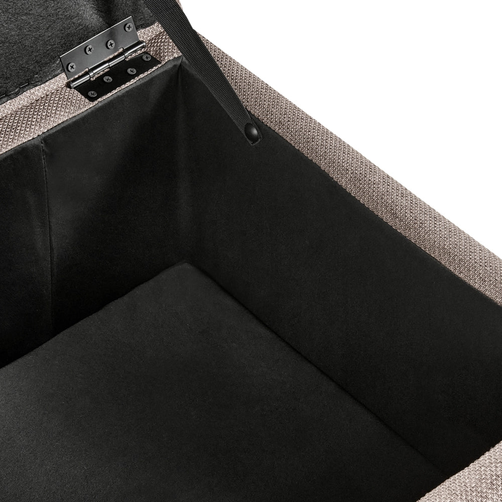 Pouf contenitore in tessuto beige con finitura idrorepellente. Poggiapiedi imbottito con contenitore e seduta per ingresso.