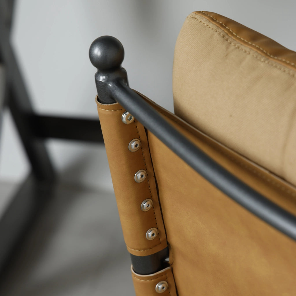 Fauteuil moderno in pelle con braccioli e struttura in metallo nero per soggiorno e camera da letto marrone