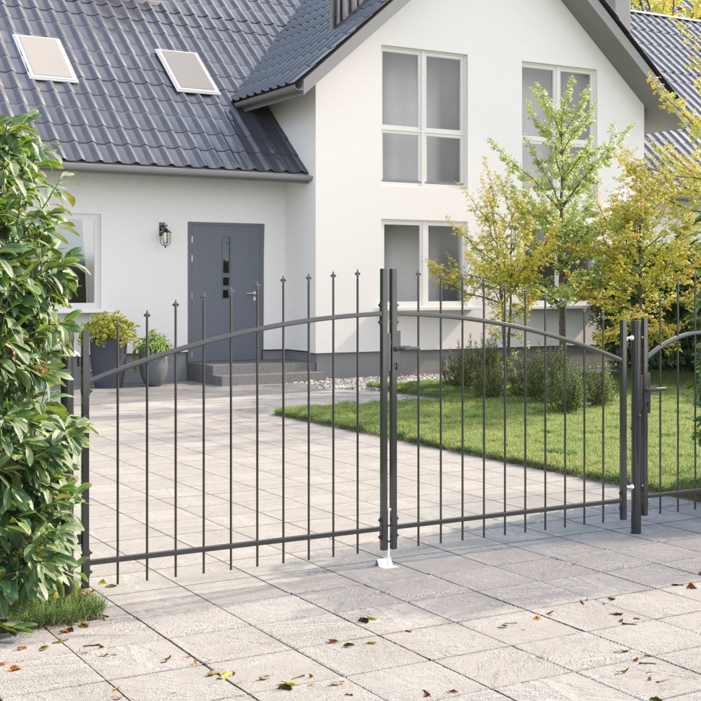 Cancello da Giardino con Punta a Lancia a Due Ante Grigio 150x300 cm in Acciaio