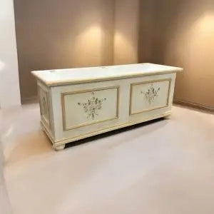 Cassapanca in legno Shabby chic mod cipolla bianco anticato decorato filo ocra