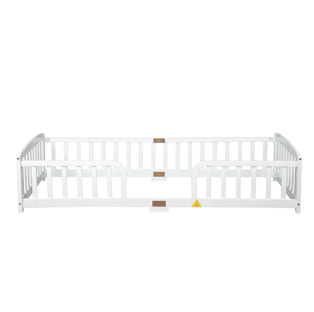Letto a pavimento 90x200 cm con ingresso centrale; legno di pino e multistrato bianco