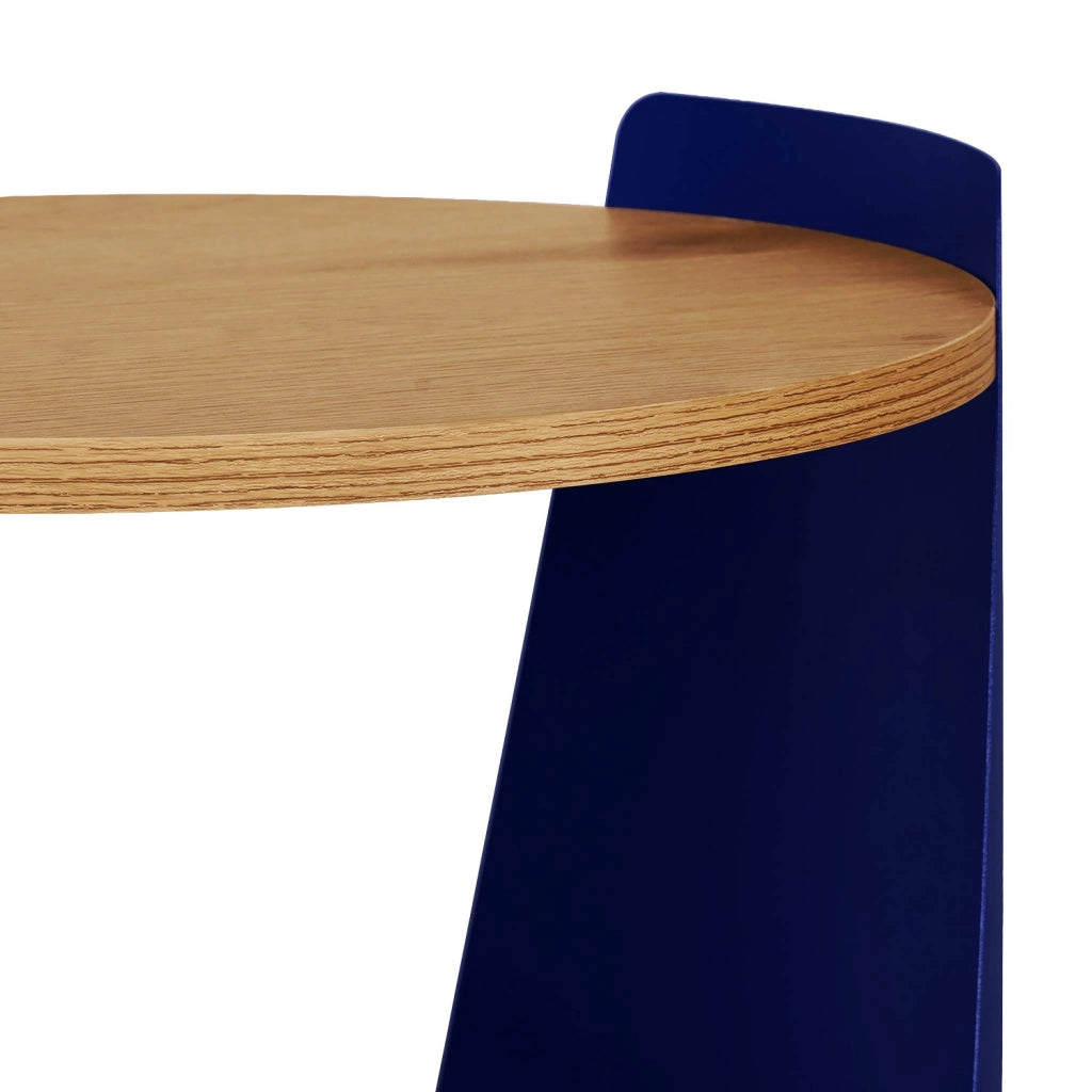 Tavolino e comodino in metallo curvato e legno con ruote, blu
