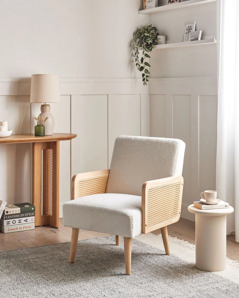 Poltrona bouclé bianco sporco design retrò struttura in legno soggiorno
