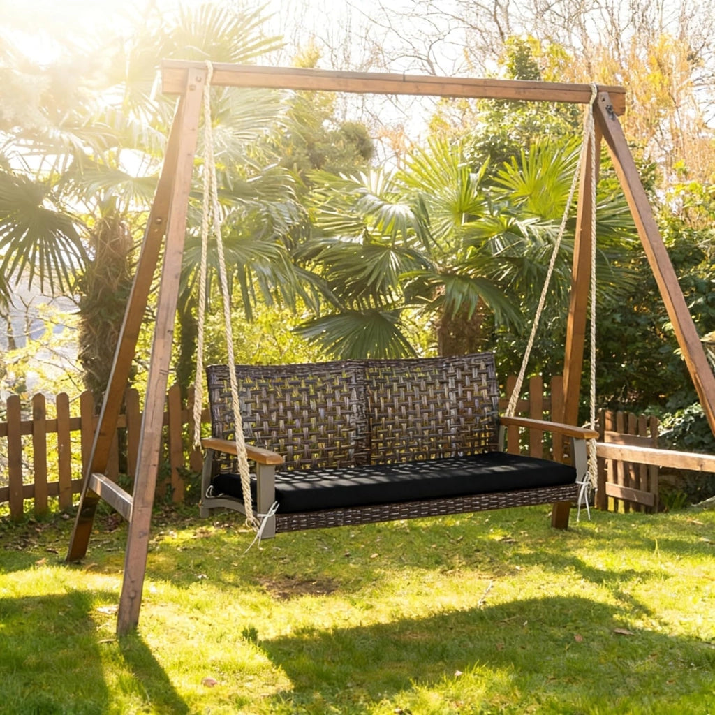 Altalena da Esterno 2 Posti in Rattan PE, Dondolo Sospeso con Cuscini e Braccioli in Legno di Acacia, Carico 360 kg, 131 X 68 X 54 CM, Panca Sospesa per Giardino, Balcone, Terrazza (Nero)