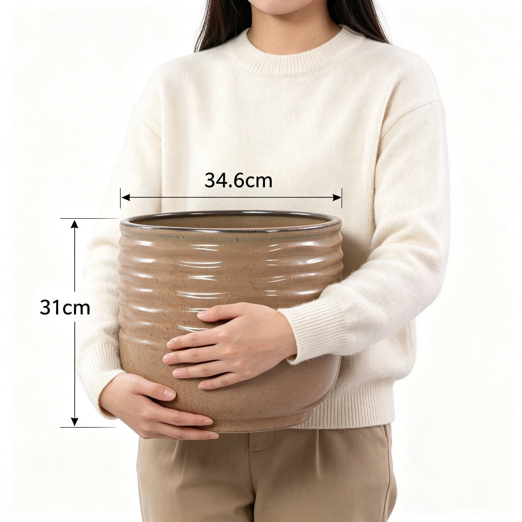 Fioriera a più livelli in ceramica fatta a mano con smalto lucido marrone chiaro e scanalature orizzontali Ø 36 cm