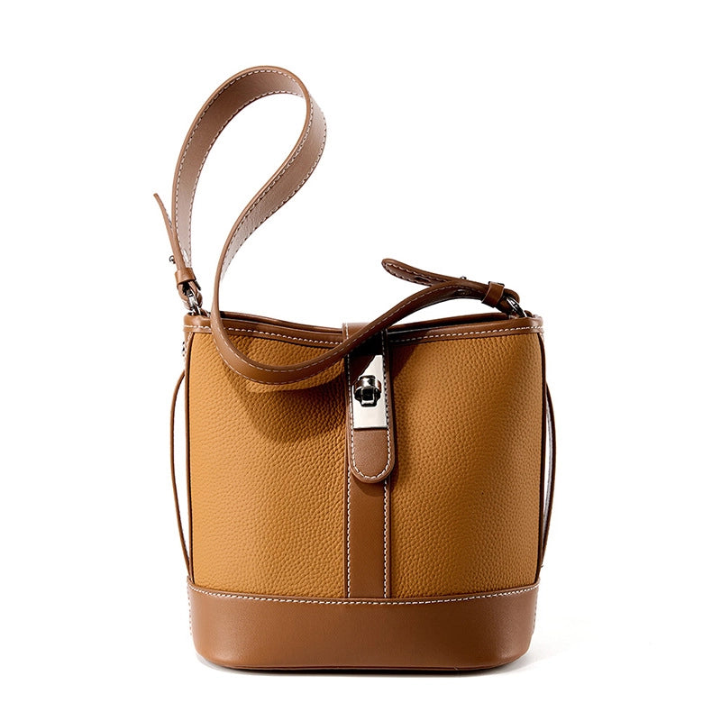 Borsa a tracolla in vera pelle da donna, colore marrone.