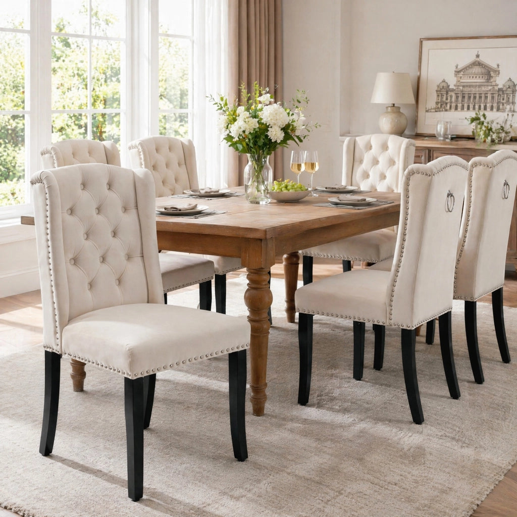 Set di 2 sedie da pranzo in velluto beige con gambe in legno massello di quercia, schienale curvo e dettagli con borchie