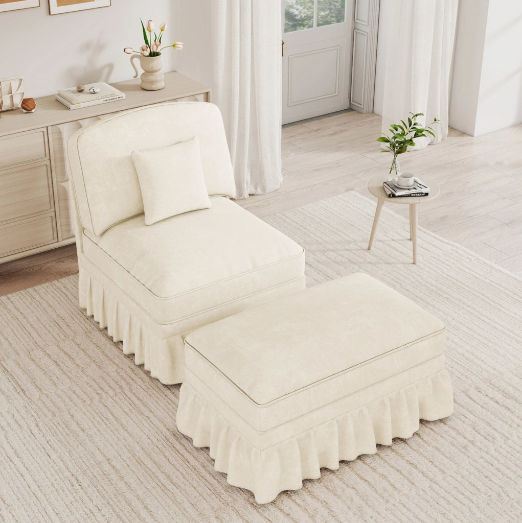 Poltrona lounge con pouf in chenille bianca; rivestimento con balza removibile e cuscino mobile