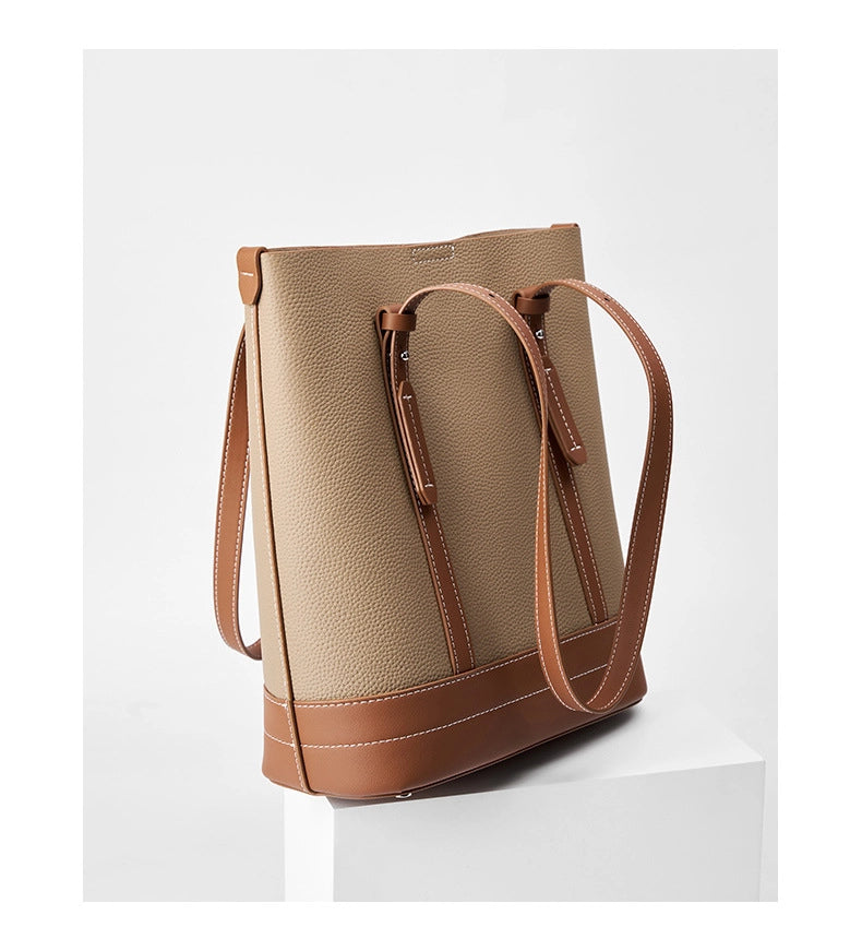 Borsa a mano e a tracolla da donna in vera pelle, colore marrone.