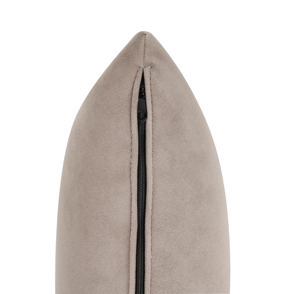 Poltrona in velluto tortora con gambe in legno morbido, da salotto con braccioli, stile moderno